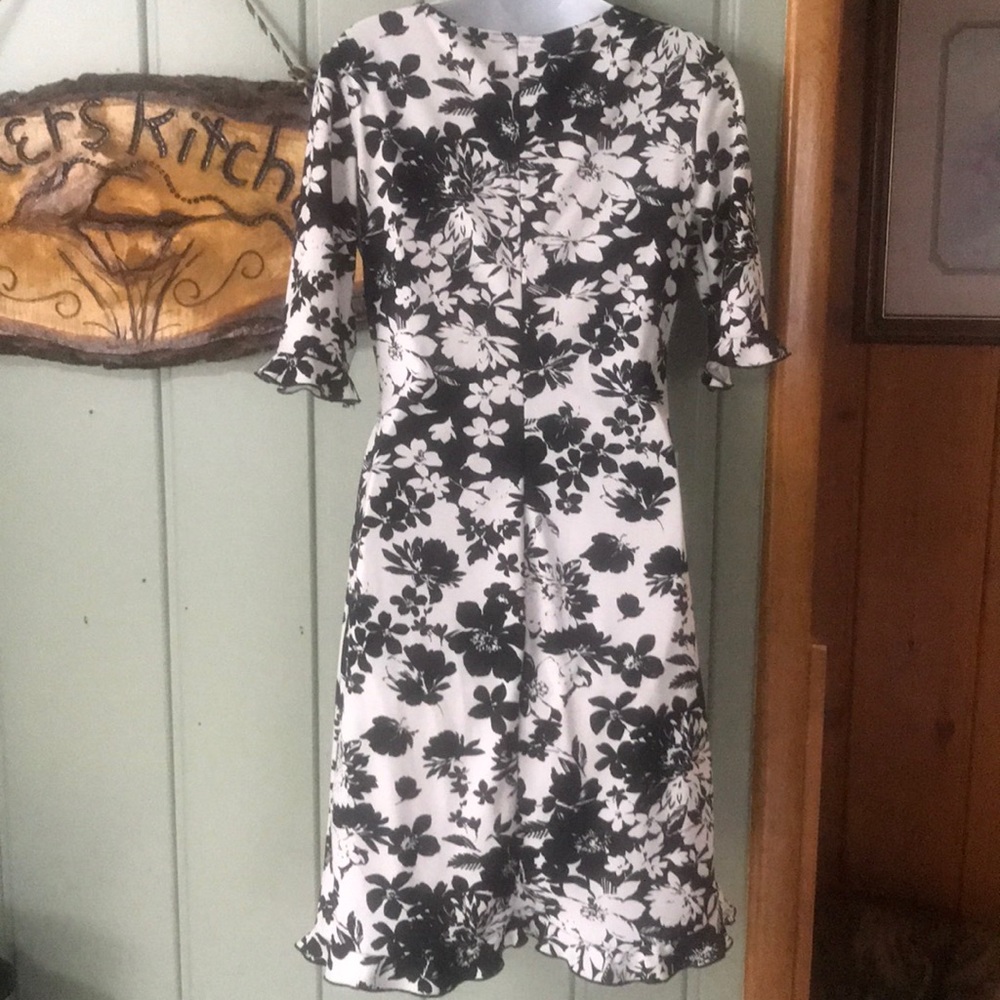 SALE 💗 3 FOR $20! Adorable “wrap” look dress - Picture 4 of 6